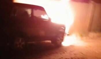 Vehicul folosit de liderii ceceni în Mariupolul ocupat, incendiat de partizanii pro-ucraineni: „Salutări (…)