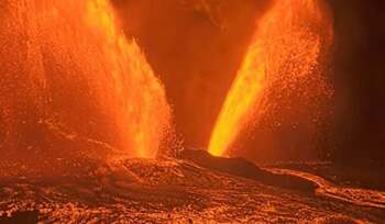 Record de jeturi spectaculoase de lavă de 450 de metri ale vulcanului Kilauea din Hawaii