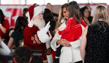 De la Washington la Atena și Roma, Crăciunul aduce speranță copiilor și strălucire în marile capitale