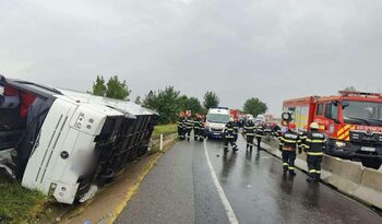 Accident cumplit în județul Cluj: un autocar cu peste 20 de persoane s-a răsturnat pe șosea. S-a activat Planul Roșu