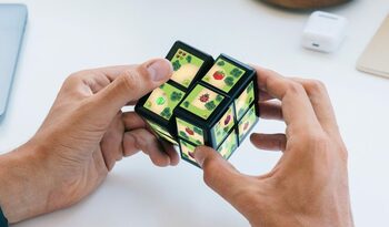 Cubul Rubik devine un gadget digital: puzzle clasic, gaming modern și widgeturi pe fiecare față Wowcube