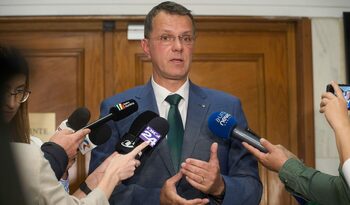 Ministrul MApN care a promis că duce Steaua în Superliga, făcut praf de CTP pentru că și-ar fi falsificat CV-ul: (…)