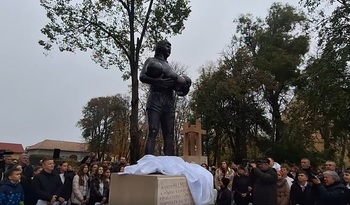 Reacția primăriței din Semlac după ce nimeni de la CSA Steaua nu a fost prezent la dezvelirea statuii lui Helmut (…)