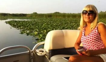 Elena Udrea, în vacanță după eliberarea din închisoare. Unde a mers cu partenerul și cu fetița lor