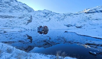 Călătorie de iarnă în ținutul lacurilor glaciare. Lacul Bâlea, „perla” munților Făgăraș, accesibilă cu telecabina