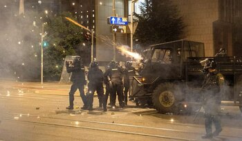 A cincea noapte de proteste în Serbia: sediile partidului de guvernământ au fost incendiate