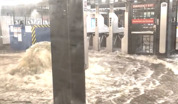 Inundații la New York: Apa a năvălit la metrou, stare de urgență în apropierea metropolei (Video)