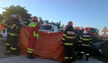 Accident grav pe DN 7! Două mașini s-au ciocnit violent – șapte victime, printre care un copil