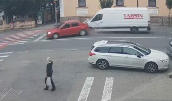 Impact violent filmat de camerele de supraveghere ale Primăriei Salonta: o mașină, proiectată pe contrasens