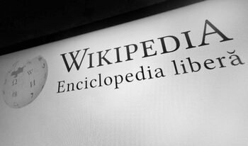 Wikipedia sub asediul inteligenței artificiale. Sute de pagini șterse pentru informații false și conținut de (…)