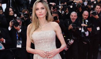 Angelina Jolie, apariție spectaculoasă la premiera filmului „Couture” de la Roma. Cum arată tatuajele impresionante (…)