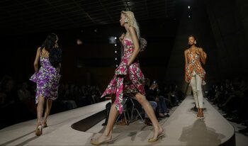 Chloé SS26 reinterpretează feminitatea cu naturalețe și rafinament