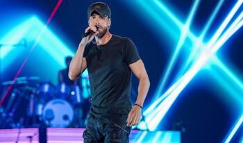 Enrique Iglesias, în mijlocul unei noi controverse. Gestul deplasat făcut de artist pe scenă