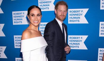 Meghan Markle, apariție rară alături de Prințul Harry pe covorul roșu. Ducesa de Sussex a purtat un costum Armani