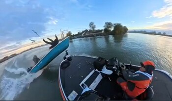 Momentul în care două ambarcaţiuni se ciocnesc în Deltă, iar un bărbat e aruncat în aer: „Băi, nebunilor! / Nu v-am (…)