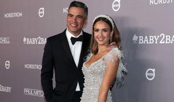 Cash Warren, fostul soț al Jessicăi Alba, surprins în timp ce o sărută pe noua lui parteneră, modelul Hana Sun Doerr