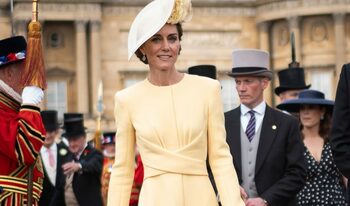 Kate Middleton, apariție elegantă la banchetul organizat în onoarea lui Emmanuel Macron. Ce accesoriu special a (…)