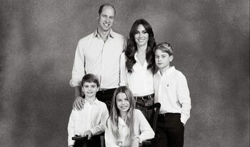 Kate Middleton face aluzii la modul în care își petrece vara alături de Prințul William și copiii într-un mesaj (…)