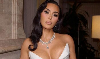 Kim Kardashian a defilat pentru Balenciaga purtând cerceii cu diamante ai lui Elizabeth Taylor, în valoare de (…)