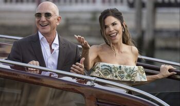 Sora lui Lauren Sánchez împărtășește detalii intime din culisele nunții lui Jeff Bezos, în valoare de 50 de milioane (…)