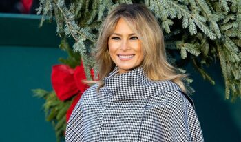 Melania Trump începe pregătirile pentru Crăciunul la Casa Albă. Cum a apărut la primirea bradului, după scandalul (…)
