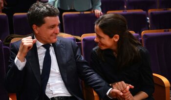 Nicușor Dan și Mirabela Grădinaru, prezenți la serbarea fiicei lor. Cei doi au ajuns separat, însoțiti de SPP