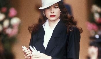 O scurtă istorie a pieselor vestimentare cu umeri supradimensionați