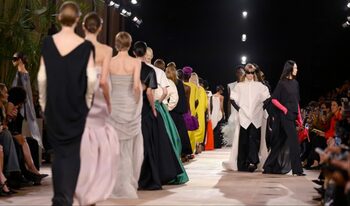 Pierpaolo Piccioli debutează la Balenciaga cu o nouă viziune pentru casă
