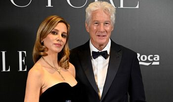 Richard Gere și soția sa, Alejandra Silva, impresionează cu ținutele lor asortate pe covorul roșu