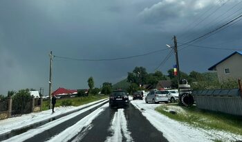 „Iarna” pe uliță, în toiul verii: Grindina a acoperit pământul într-o comună din Neamț (Foto & Video)