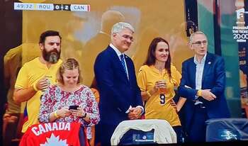Anca Alexandrescu: „Şi totuşi, autorităţile au amendat-o pe Ţoiu pentru că a băut bere pe stadion? Sau doar fraierii (…)