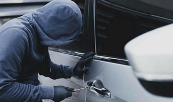 Averea din parcare. Bunuri de 110.000 de lei, furate de un tânăr dintr-o mașină parcată pe o stradă din Oradea