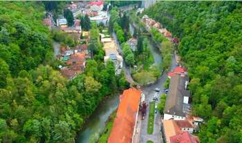 Condamnări grele în dosarul DIICOT privind devalizarea staţiunii Băile Herculane: Instanţa dispune confiscarea a 19 (…)