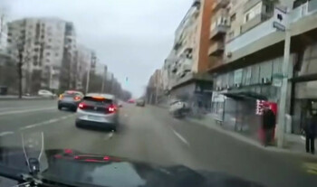 Momentul în care o şoferiţă din Iaşi se dă peste cap cu maşina, după o neatenţie în trafic