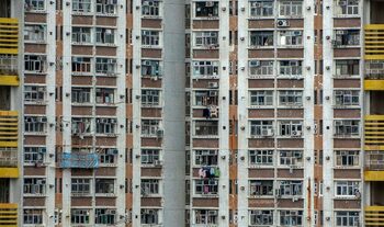 Orașul foarte bogat unde sute de mii trăiesc în „case sicriu” de 1,5 m². Și totuși, există ceva mai groaznic: (…)