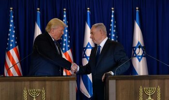 Trump a primit de la Netanyahu un obiect religios creat din resturile unei rachete iraniane