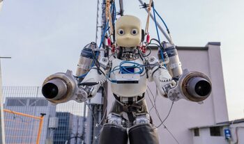 Un robot umanoid a zburat pentru prima dată în lume. Inovație istorică reușită în Italia după 7 ani de cercetare