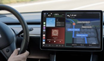 Tesla a pierdut lupta cu utilizatorii de iPhone. Se pare că vom avea Apple CarPlay pe consola centrală