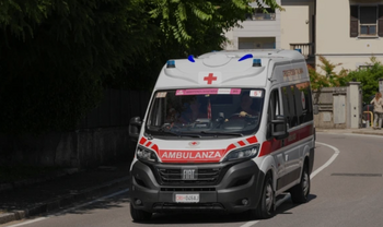 Șocant: o româncă, aruncată dezbrăcată pe stradă dintr-o ambulanță