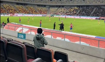 Imaginile serii în FCSB – Petrolul. Un copil i-a dat cartonașul roșu arbitrului Szabolcs Kovacs. VIDEO