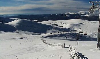 Veste bună pentru iubitorii de schi. Pârtia de la Păltiniș este gata, iar la Sinaia turiștii se pot bucura de sania (…)