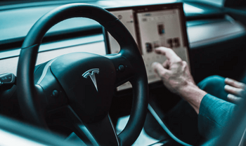 Un cadavru găsit în maşina Tesla a unui rapper de la Hollywood