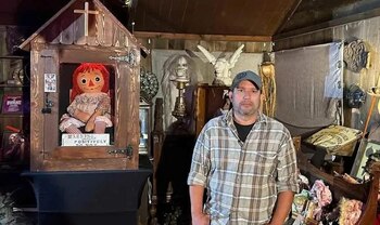 Moarte misterioasă în turneul cu păpușa „posedată” Annabelle: investigator paranormal găsit mort în hotel