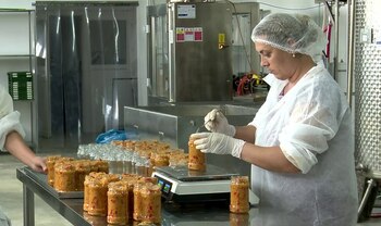 Zacusca, delicatesa din cămările românilor. Povestea aperitivului și rețetele care l-au făcut faimos ca preparat (…)
