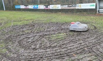 Un robot de tuns iarba a distrus terenul unui club din Germania: „Senzorii nu mai funcţionează corect”