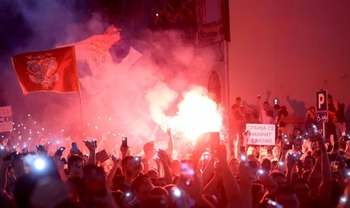 VIDEO Noi violențe în Serbia - Protestatarii au vandalizat sediul partidului aflat la guvernare