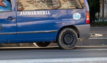 Jandarmii care l-au adus la Bucureşti pe spionul moldovean, implicaţi într-un accident. Duba, făcută praf