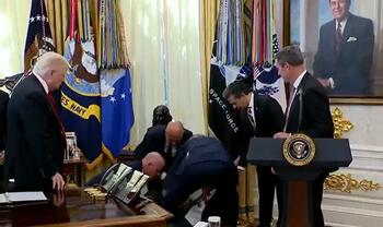 Un director al unei companii farmaceutice se prăbuşeşte în Biroul Oval, în timpul unei conferinţe