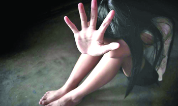 Un bihorean e acuzat că a agresat sexual două fetițe de 7 și 8 ani. Le-ar fi ademenit în curtea casei