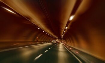 Cel mai lung tunel rutier din România, de 900 de metri, a fost construit cu prețul vieților omenești și al (…)